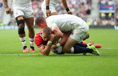 120823 - England v Wales, Summer Nations Series 2023 - Liam Williams of Wales powers over the line, but a penalty try is awarded