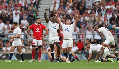 120823 - England v Wales, Summer Nations Series 2023 - England players celebrate the win as the final whistle blows