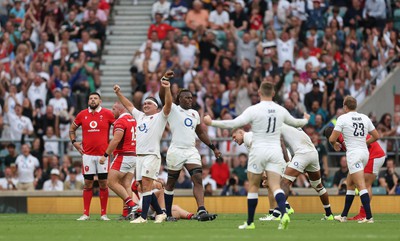 120823 - England v Wales, Summer Nations Series 2023 - England players celebrate the win as the final whistle blows