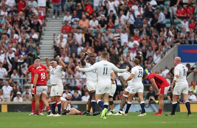 120823 - England v Wales, Summer Nations Series 2023 - England players celebrate the win as the final whistle blows