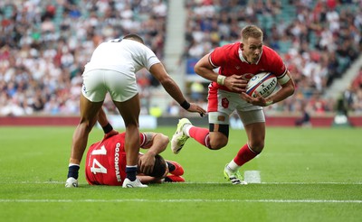 120823 - England v Wales, Summer Nations Series 2023 - Liam Williams of Wales breaks for the line, but Wales are awarded a penalty try after Freddie Steward of England tackles Josh Adams of Wales in the air