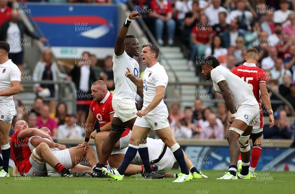 120823 - England v Wales - Summer Nations Series - Maro Itoje and George Ford of England celebrate at full time
