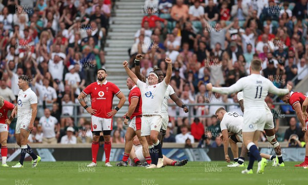 120823 - England v Wales, Summer Nations Series 2023 - England players celebrate the win as the final whistle blows