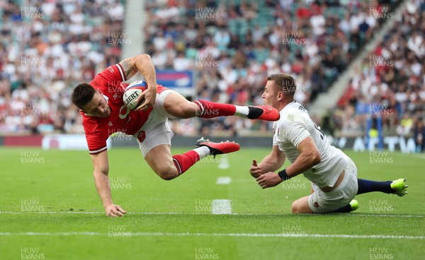 120823 - England v Wales, Summer Nations Series 2023 - Wales are awarded a penalty try after Freddie Steward of England tackles Josh Adams of Wales in the air