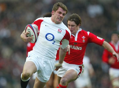 04.02.06.. England v Wales, RBS Six Nations, Twickenham Englands Mark Cueto beats Shane Williams' tackle to score try 