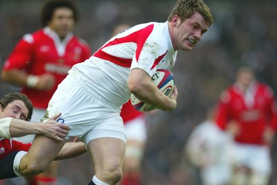 04.02.06.. England v Wales, RBS Six Nations, Twickenham Englands Mark Cueto beats Shane Williams' tackle to score try 