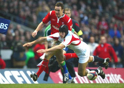 04.02.06.. England v Wales, RBS Six Nations, Twickenham Wales' Mark Jones is closed down by Ben Cohen 