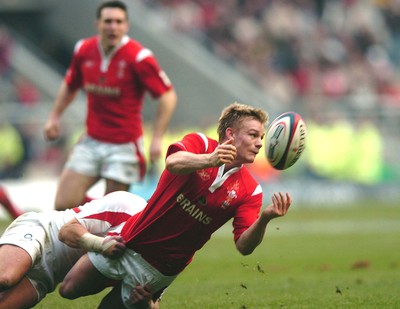 04.02.06  England  v Wales  Dwayne Peel is tackled by Harry Ellis.  