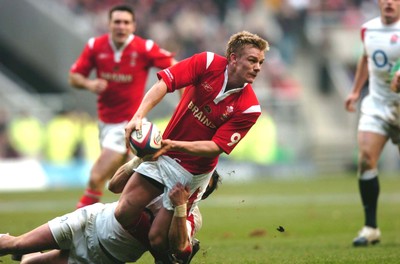 04.02.06  England  v Wales  Dwayne peel is tackled by Harry Ellis.  