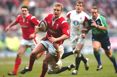 04.02.06  England  v Wales  Dwayne Peel is tackled by Harry Ellis  