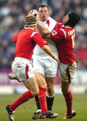 04.02.06  England  v Wales  Steve Thompson drives through Hal Luscombe and Matthew Watkins  