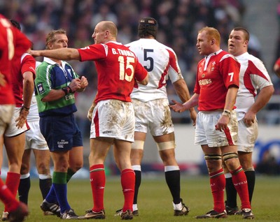 04.02.06  England  v Wales  Gareth Thomas remostrates with the referee as Martyn Williams as been yellow carded.  