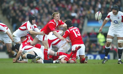 04.02.06.. England v Wales, RBS Six Nations, Twickenham Wales' Dwayne Peel feeds the ball out 