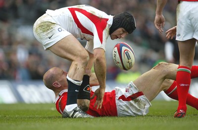 04.02.06.. England v Wales, RBS Six Nations, Twickenham Englands Ben Cohen rips the ball from Gareth Thomas 