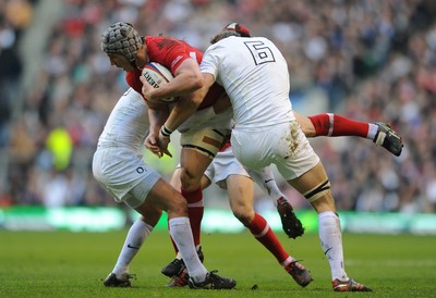 250212 - England v Wales - RBS Six Nations 2012 -Jonathan Davies of Wales is tackled by Lee Dickson and Tom Coft of England