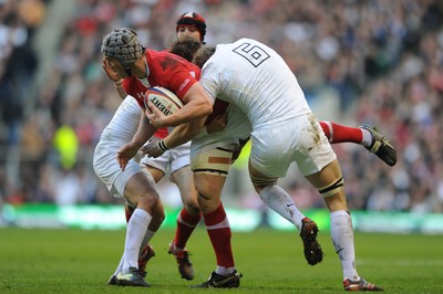 250212 - England v Wales - RBS Six Nations 2012 -Jonathan Davies of Wales is tackled by Lee Dickson and Tom Coft of England