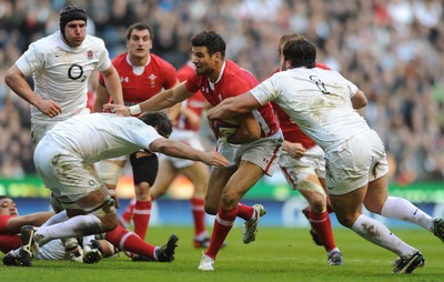 250212 - England v Wales - RBS Six Nations 2012 -Mike Phillips of Wales is tackled by Geoff Parling and Alex Corbisiero of England