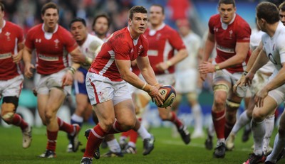 250212 - England v Wales - RBS Six Nations 2012 -Scott Williams of Wales looks for support