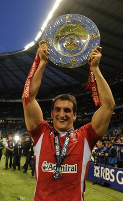 250212 - England v Wales - RBS Six Nations 2012 -Sam Warburton of Wales celebrates winning the tripple crown