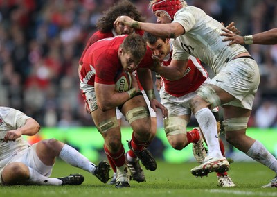 250212 - England v Wales, RBS 6 Nations - Wales' Dan Lydiate tries to get past England's Mouritz Botha 