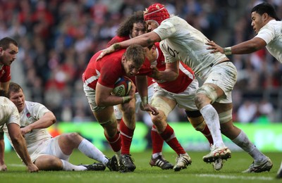 250212 - England v Wales, RBS 6 Nations - Wales' Dan Lydiate tries to get past England's Mouritz Botha 