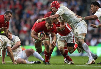 250212 - England v Wales, RBS 6 Nations - Wales' Dan Lydiate tries to get past England's Mouritz Botha 