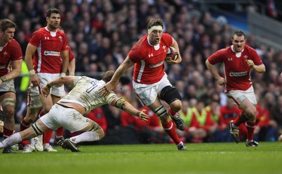 250212 - England v Wales, RBS 6 Nations - Wales' Ryan Jones holds off England's Chris Robshaw 