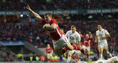 250212 - England v Wales, RBS 6 Nations - Wales' Scott Williams dives in to score try