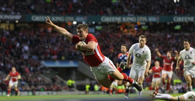 250212 - England v Wales, RBS 6 Nations - Wales' Scott Williams dives in to score try