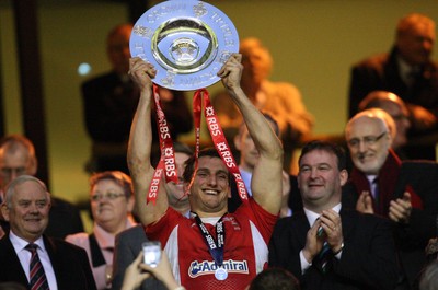 250212 - England v Wales, RBS 6 Nations - Wales' Sam Warburton with the Triple Crown Trophy