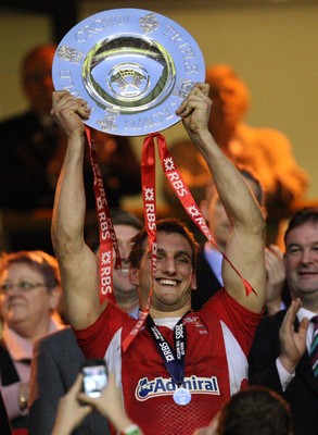 250212 - England v Wales, RBS 6 Nations - Wales' Sam Warburton with the Triple Crown Trophy