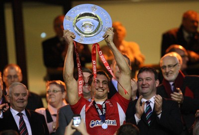 250212 - England v Wales, RBS 6 Nations - Wales' Sam Warburton with the Triple Crown Trophy