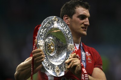 250212 - England v Wales, RBS 6 Nations - Wales' Sam Warburton with the Triple Crown Trophy