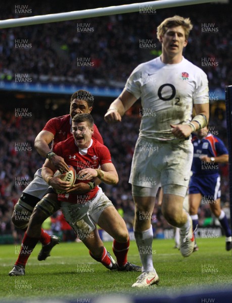 250212 - England v Wales, RBS 6 Nations - Wales' Scott Williams celebrates after scoring try