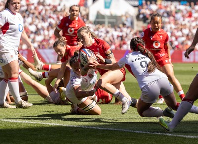 250426 - England v Wales, 2026 Guinness Women’s 6 Nations - Keira Bevan of Wales races in to score try