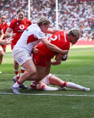 250426 - England v Wales, 2026 Guinness Women’s 6 Nations - Kelsey Jones of Wales powers over to score try