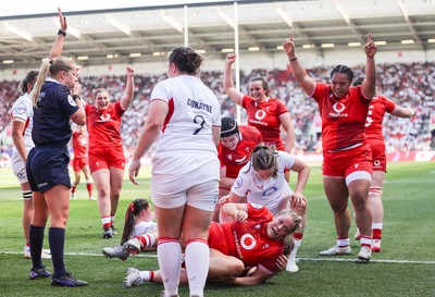 250426 - England v Wales, 2026 Guinness Women’s 6 Nations - Kelsey Jones of Wales powers over to score try