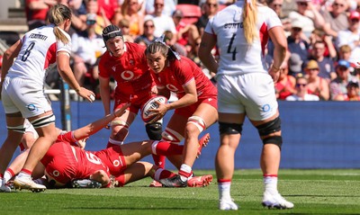 250426 - England v Wales, 2026 Guinness Women’s 6 Nations - Bryonie King of Wales looks to attack