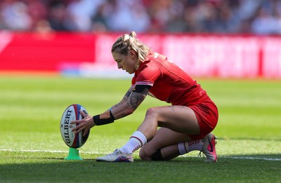 250426 - England v Wales, 2026 Guinness Women’s 6 Nations - Keira Bevan of Wales lines up a conversion