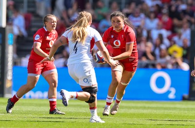 250426 - England v Wales, 2026 Guinness Women’s 6 Nations - Jorja Aiono of Wales takes on Abi Burton of England