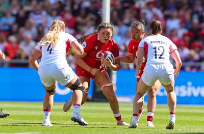 250426 - England v Wales, 2026 Guinness Women’s 6 Nations - Jorja Aiono of Wales takes on Abi Burton of England and Helena Rowland of England