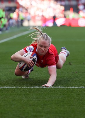 250426 - England v Wales, 2026 Guinness Women’s 6 Nations - Seren Lockwood of Wales dives in to score try