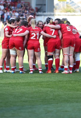 250426 - England v Wales, 2026 Guinness Women’s 6 Nations - Wales huddle up at the end of the match
