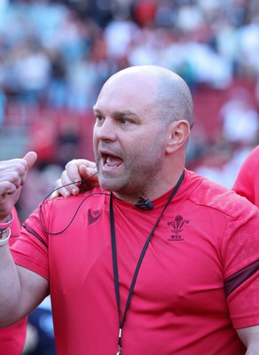 250426 - England v Wales, 2026 Guinness Women’s 6 Nations - Sean Lynn, Wales Women head coach speaks to the players at the end of the match