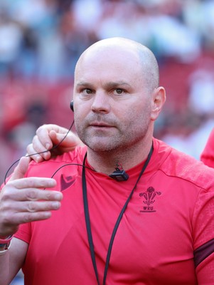 250426 - England v Wales, 2026 Guinness Women’s 6 Nations - Sean Lynn, Wales Women head coach speaks to the players at the end of the match