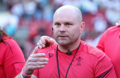 250426 - England v Wales, 2026 Guinness Women’s 6 Nations - Sean Lynn, Wales Women head coach speaks to the players at the end of the match