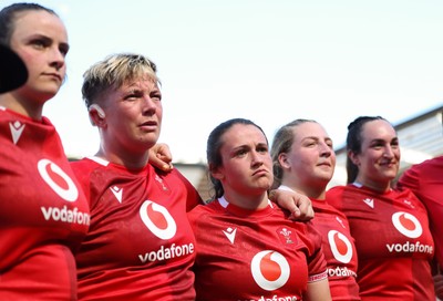 250426 - England v Wales, 2026 Guinness Women’s 6 Nations - Branwen Metcalfe of Wales, Donna Rose of Wales, Kayleigh Powell of Wales, Molly Reardon of Wales and Courtney Keight of Wales listen to Sean Lynn, Wales Women head coach at the end of the match