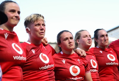250426 - England v Wales, 2026 Guinness Women’s 6 Nations - Branwen Metcalfe of Wales, Donna Rose of Wales, Kayleigh Powell of Wales, Molly Reardon of Wales and Courtney Keight of Wales listen to Sean Lynn, Wales Women head coach at the end of the match