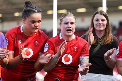 250426 - England v Wales, 2026 Guinness Women’s 6 Nations - Bethan Lewis of Wales speaks to the players at the end of the match