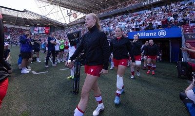 250426 - England v Wales, 2026 Guinness Women’s 6 Nations - Catherine Richards of Wales walks out at the start of the match